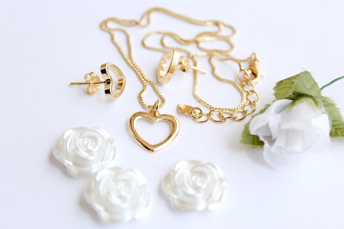 How Do Fashion Trends Influence Jewelry Designs
