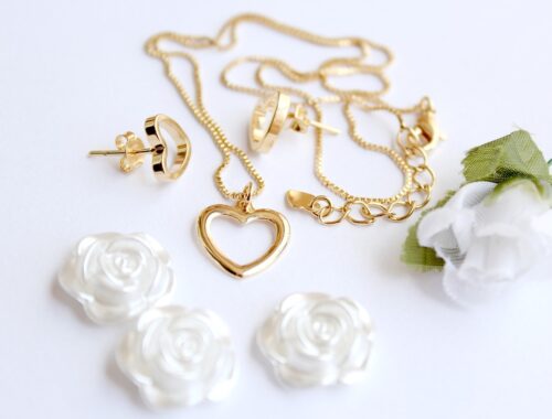 How Do Fashion Trends Influence Jewelry Designs